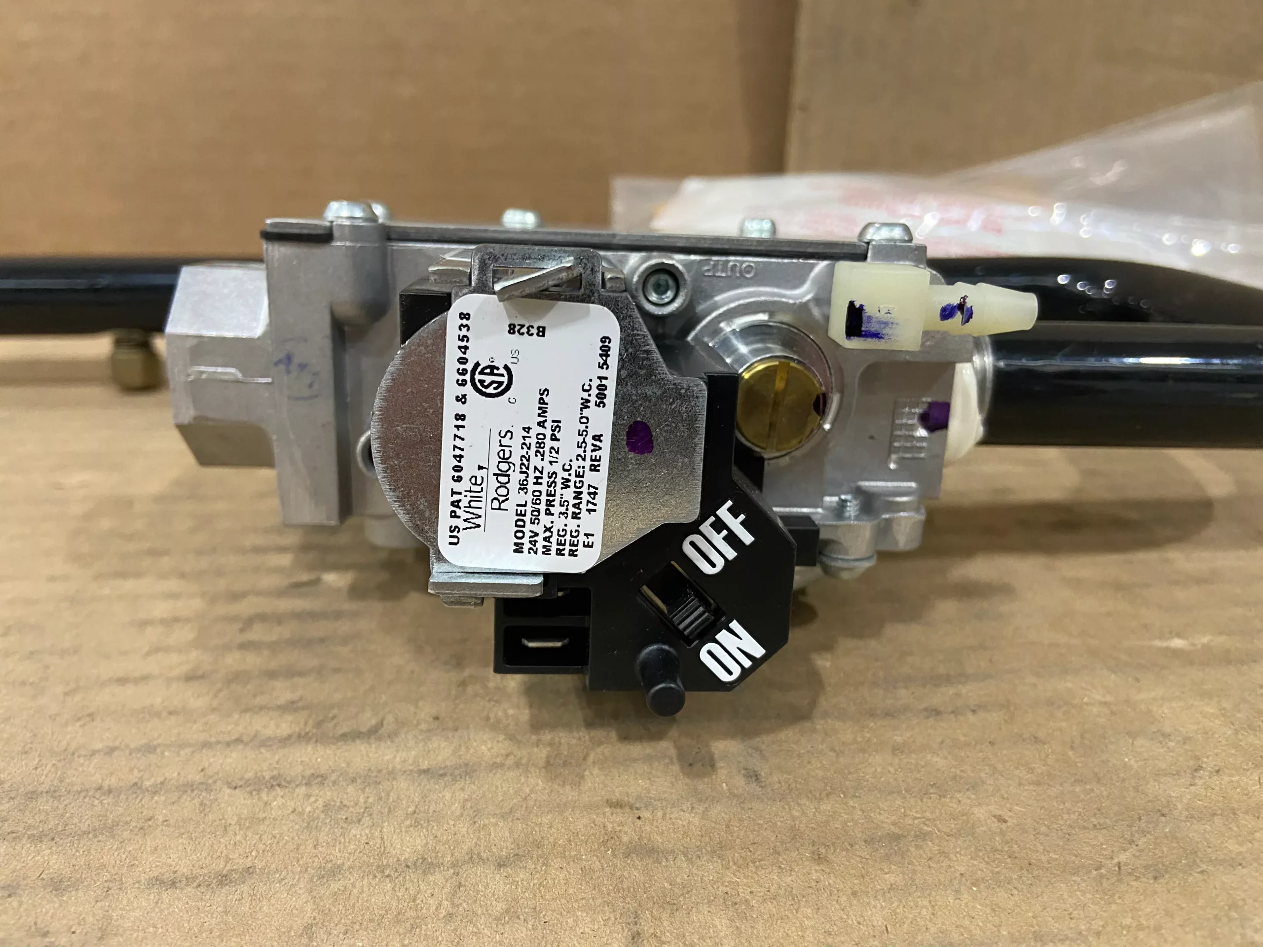24 Volt Hot Surface Combination Gas Valve w/Burner Assembly 1/2" x 1/2" Nat/LP