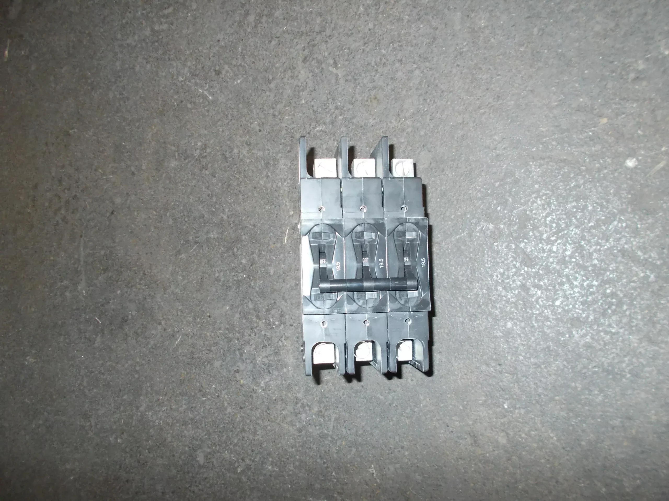 3 Pole 195 A 219 Multi-Pole Series Hyd Mag Cir Brkr Protect/For Man Mtr Ctrl App 480/50-60/1 Or 3